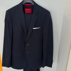 Hugo kostym Arti Hesten - Säljer en Hugo kostym, Arti Hesten. Försiktigt använd ett fåtal gånger. Kostymen är storlek 46, säljer då den blivit för liten. 