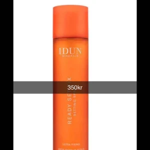 Setting Spray från IDUN Minerals - Säljer en setting spray från IDUN Minerals i en snygg orange flaska. Perfekt för att hålla sminket på plats hela dagen. Flaskan är stilren och lätt att använda.