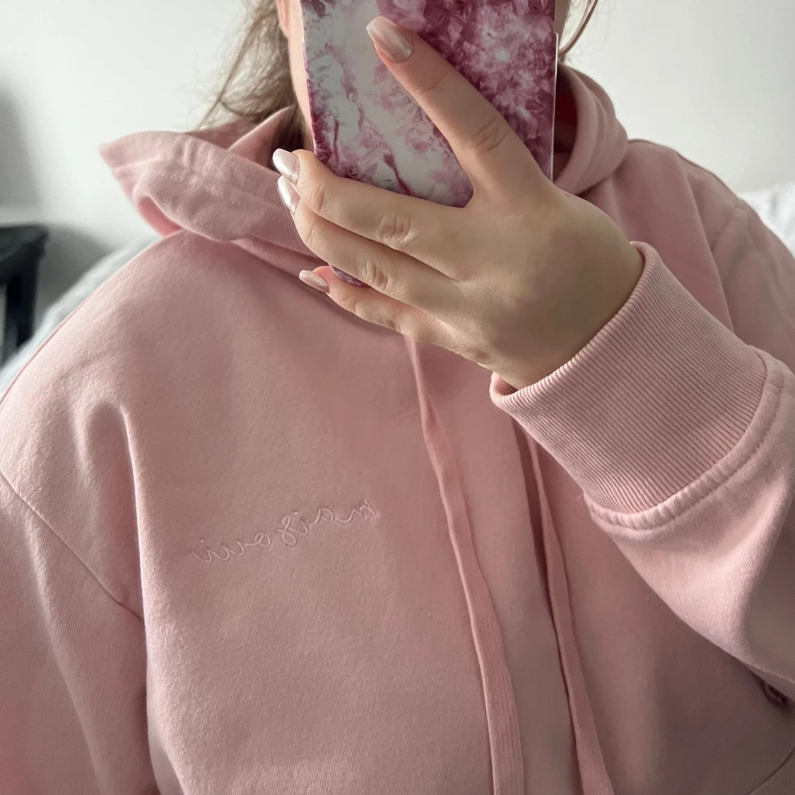 Rosa hoodie med broderad text - 1