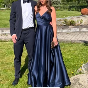 Balklänning  - Jättefin mörkblå balklänning från jjs house 