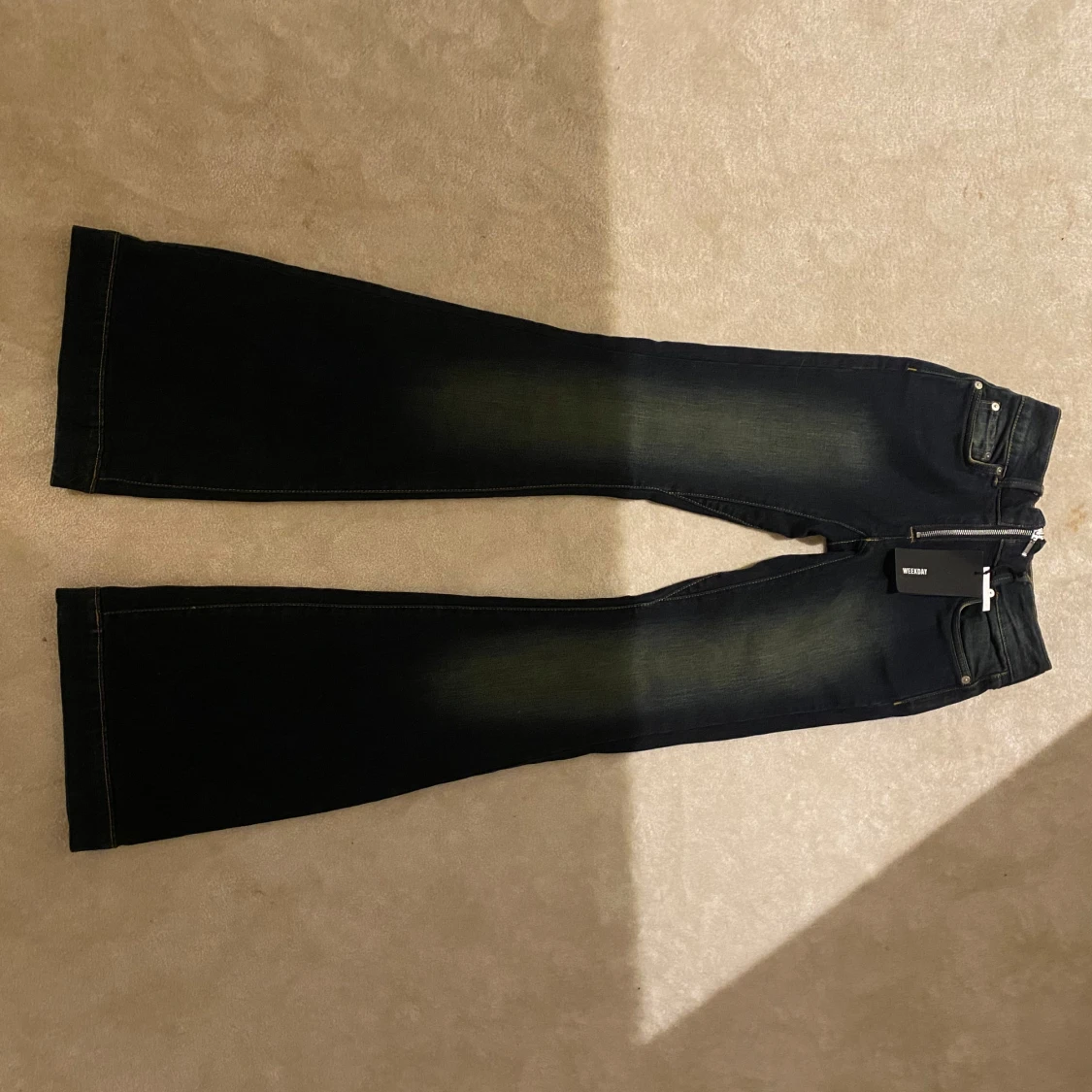 Mörkblå bootcut-jeans från Weekday