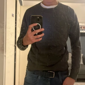 Mörkgrå tröja från Jack & Jones - Säljer en stilren mörkgrå tröja från Jack & Jones i storlek M. Tröjan har en klassisk rund hals och är perfekt för en avslappnad look. Passar bra till jeans eller chinos.