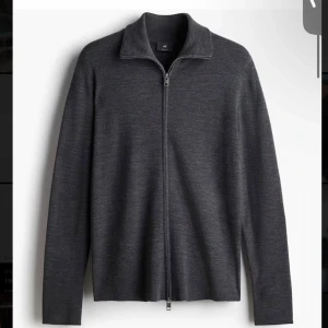 Mörkgrå kofta med dragkedja - Snygg och stilren mörkgrå kofta med dragkedja framtill. Ny med prislapp då det var fel storlek, 299+frakt (pris går att diskuteras) nypris 399