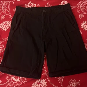 Svarta shorts från 157 - Snygga svarta shorts från 157 med knapp och dragkedja framtill. Perfekta för en avslappnad stil. De har en klassisk passform och är gjorda i ett bekvämt material.