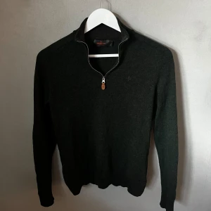 Mörkgrön tröja från Morris - Tjena. En fräsch half zip från Morris i 100% merinoull! Tröjan har används men har inga tecken på det. Pris ej hugget i sten 😇Hör av er vid funderingar! Mvh SecondTreasures 👊🏼
