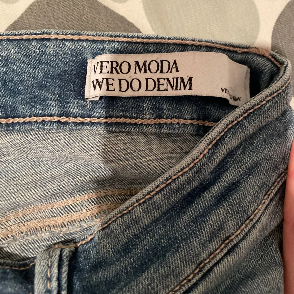 Snygga blå flaired jeans från Vero Moda!! 🩵🩵. Farkut & Housut.