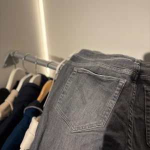Grå jeans från Dondup - Snygga grå jeans från Dondup med en klassisk femficksdesign. De har en rak passform och är tillverkade i ett mjukt denimtyg. Perfekta för en stilren look.