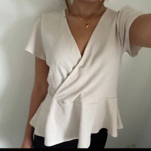 Beige blus💕 - Beige blus💕 storlek s❤️‍🔥