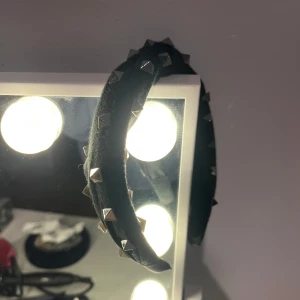 Diadem - Svart diadem med nitar, oanvänd! Köpt i new york 2023 för ca 400 kr.