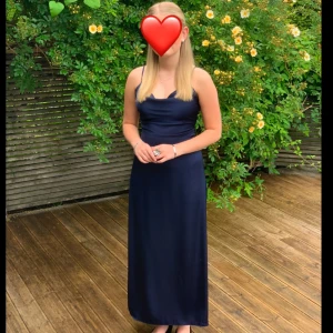 Mörkblå balklänning - Elegant mörkblå långklänning med smala axelband och en stilren design. Jättevacker balklänning från Vila med satinmaterial❤️🙌 Kostade 800 när jag köpte den och endast använt en gång 💕