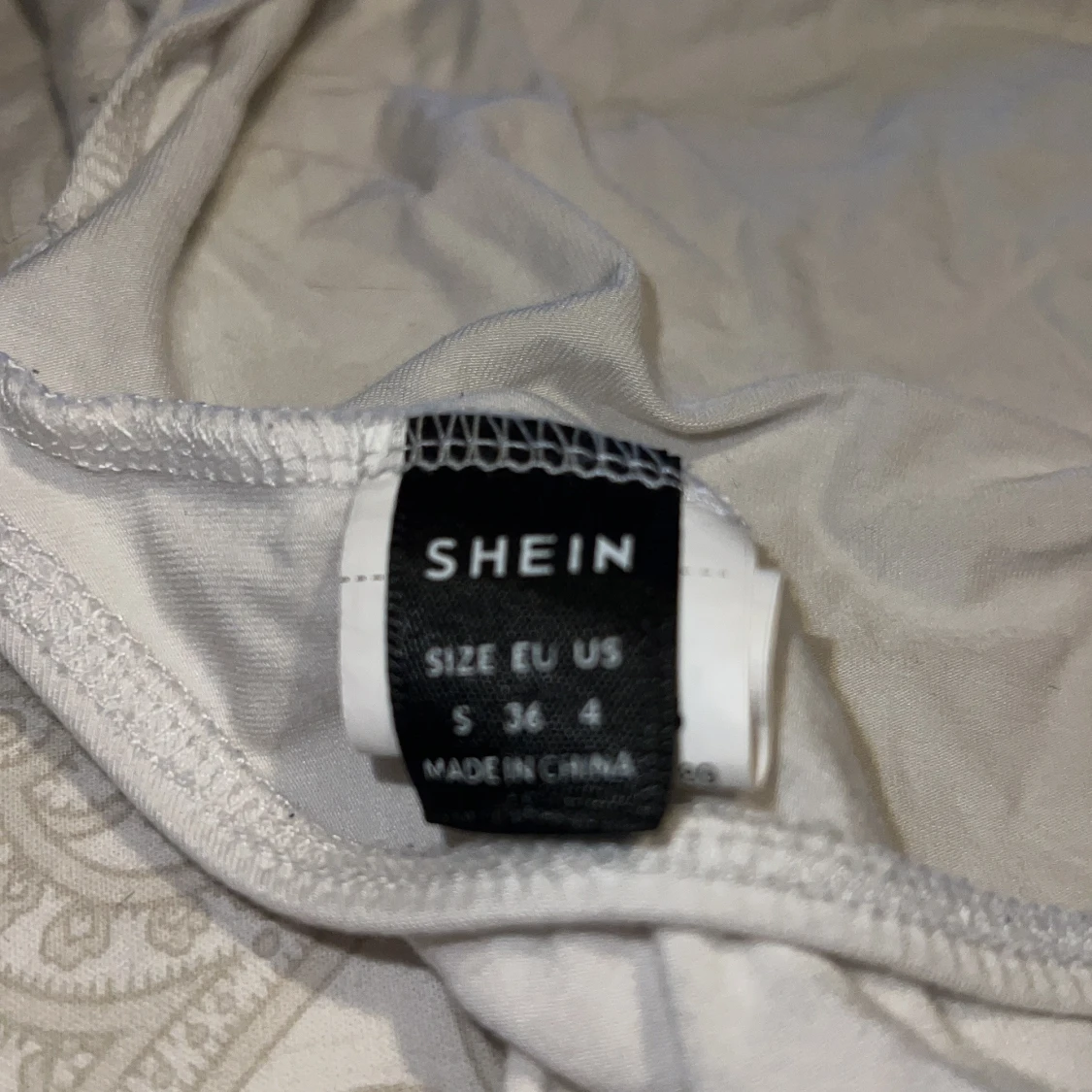 Vit topp med öppen rygg från Shein - 91