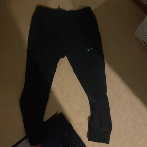 nike byxor - Snygga svarta träningsleggings från Nike med en liten logga på benet. Perfekta för gymmet eller löprundan. De har en tight passform och är tillverkade i ett stretchigt material för bästa komfort.