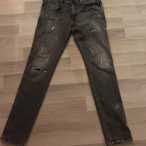 Replay anbass jeans - Säljer dessa riktigt feta replay jeans i den kändaste modellen ”anbass”. De har snygga slitningar och är väldigt unika. Storlek 33. 33 midjan/34 längden. Skick 9/10 små tecken på användning men inget man lägger märke till.