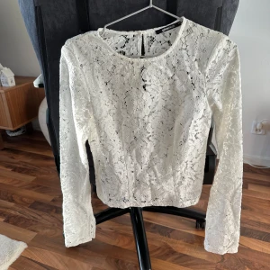 Vit spetsblus - Elegant vit spetsblus från Gina Tricot