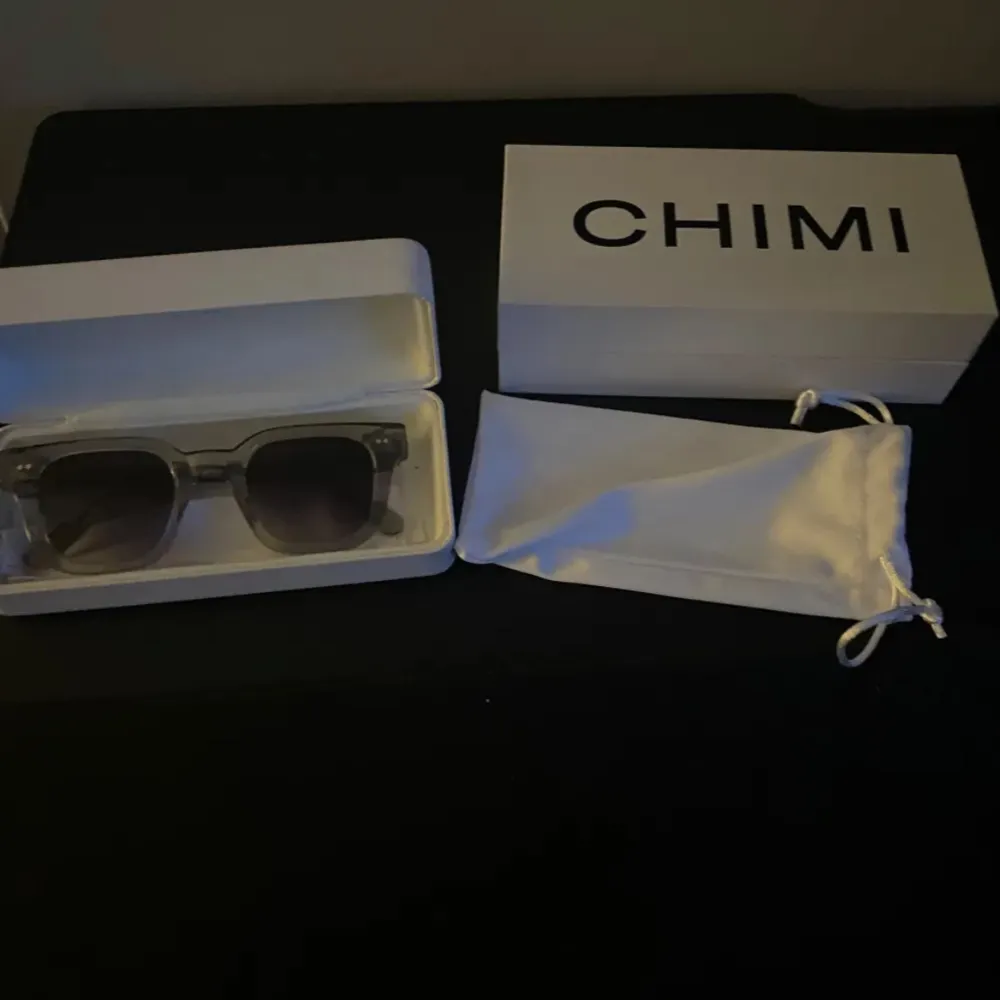 Säljer dessa snygga gråa chimi glasögonen i storlek 04. De är helt nya men passade tyvärr inte mig och därför är de nu till salu. Nypris är 1300 och mitt otroliga pris 549kr. De är prefekta till sommaren när det är extra soligt. Skickar varan samma dag som den beställs. Hör av dig vid minsta lilla intresse och bilder.. Asusteet.