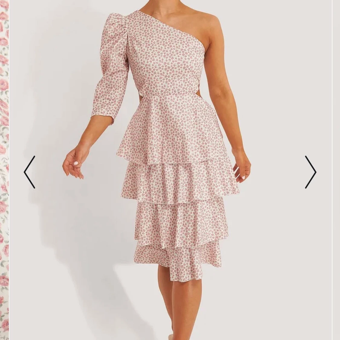 Blommig oneshoulder klänning