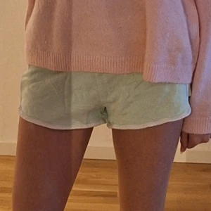 Ljusa gröna shorts - Snygga ljusgröna shorts med knytband i midjan. Perfekta för en avslappnad stil under varma dagar. Är i storlek 152.