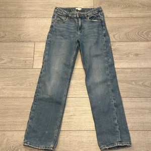 Blå jeans från Gina Tricot - Säljer ett par klassiska blå jeans från Gina Tricot. De har en rak passform med fem fickor och knappgylf. Köpte dessa på plick förra året men passade inte.