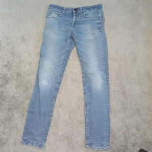 Blå jeans från Only & Sons - Snygga blå jeans från Only & Sons med en slim passform. De har en klassisk femficksdesign och är tillverkade i ett bekvämt denimtyg. Perfekta för en stilren look.