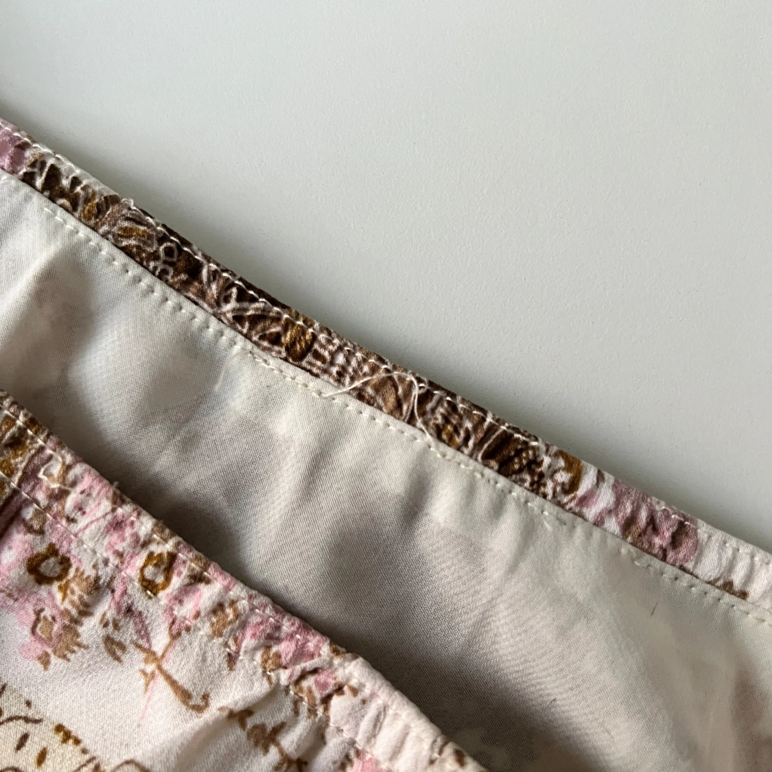Patchworkmönstrad kjol i beige och rosa - 4