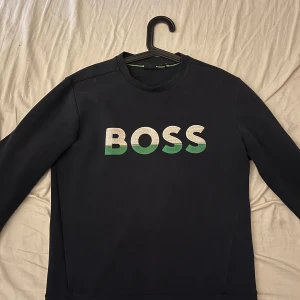 Hugo Boss sweatshirt - Nåt litet märke där bak på högra axeln annars som ny