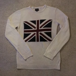 Vit stickad tröja från solid - Tjeanare! Säljer min feta tröja då den inte passar! Skicket på tröjan är 8/10.