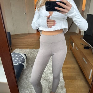 Träningstajts - Snygga träningstajts från I Can I Will i beige/grå färg med vita detaljer. Jag är 170 cm och bär vanligtvis xs/s för referens