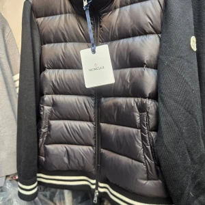 Cardigan Moncler - Använd 4 gånger så den är alltså helt ny. UK storlek 4 vilket motsvarar en medium. Inga slitage. (KAN GÅ NER I PRIS)