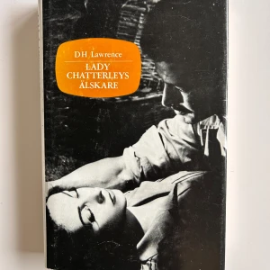 Lady Chatterleys älskare - Säljer boken 'Lady Chatterleys älskare' av D.H. Lawrence. Boken är en klassisk roman som utforskar teman av kärlek och sociala normer. Perfekt för den som älskar litteraturhistoria och djupa berättelser.