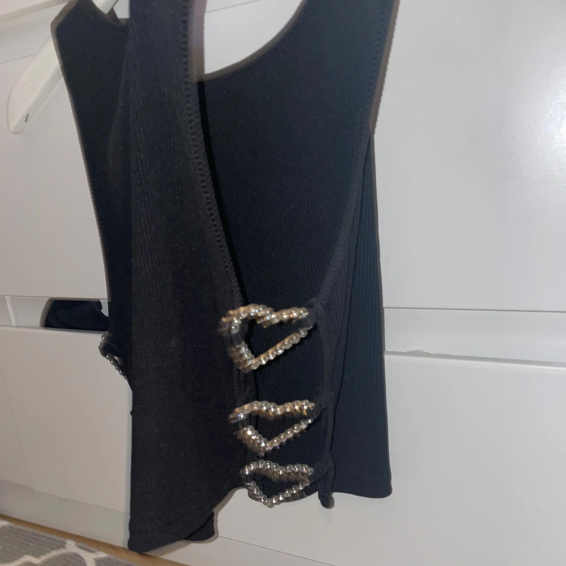 Svart ribbad topp med kedjedetaljer - 4