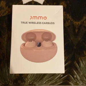 Jmmo trådlösa hörsnäckor  - Enda anledningen jag vill sälja den är ( hög ljud).😘😘