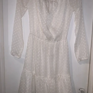 Vit kort klänning/studentklänning  - Gullig viit klänning med långa ärmar från H&M strl: 32. off shoulder klänning. Kan funka till studenten/sommaren. Använd lite. Hör av dig vid frågor🥰