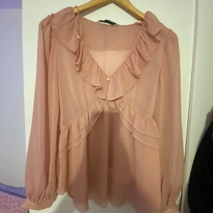 Blus  - Jätte söt blus, en klänning från Zara egentligen men klippte den till en blus. 
