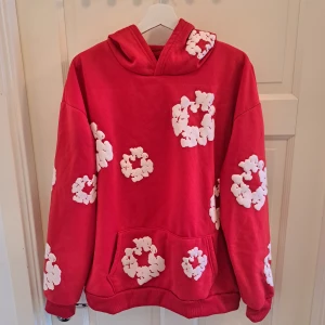 Denim Tears hoodie  - Säljer en röd Denim tears hoodie i storlek M den är knappt använd 