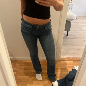 Zara jeans - Lågmidjade, är 169  och brukar ha 38, jeansen är storlek 36 men passar mig bra som har 38