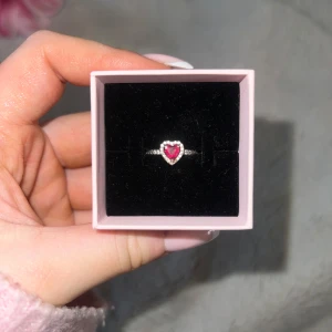 Pandora ring - Ring med rött hjärta från Pandora i storlek 52. Använt ca 3 gånger, nypris 899. Finns i haninge