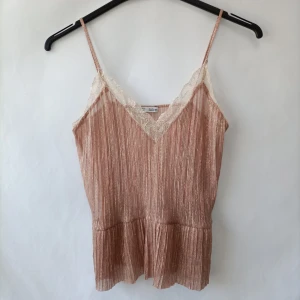 Glittrig topp - Sjukt snygg glittrig/skimmrig topp med spets från Zara💕