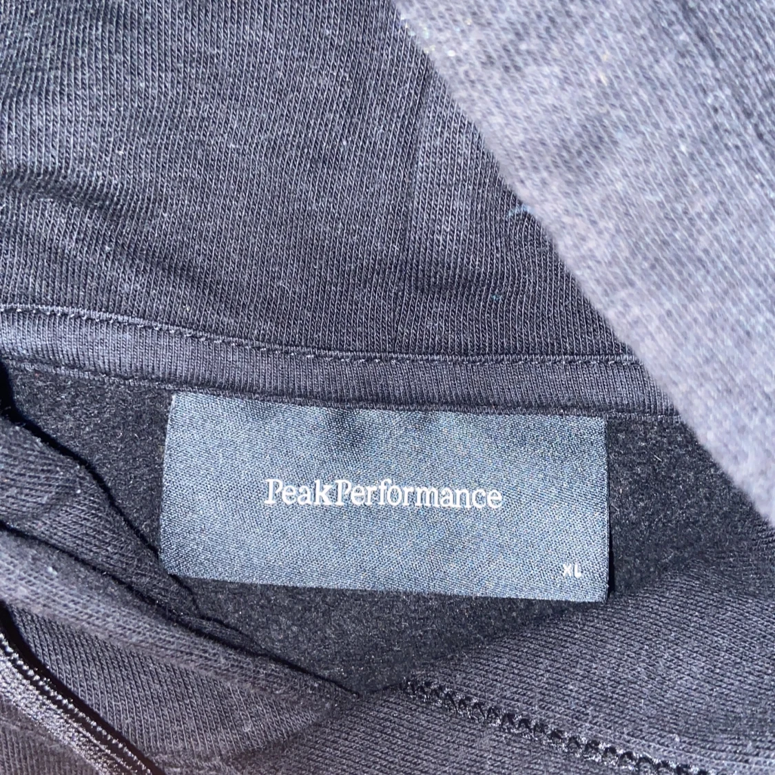 Svart hoodie från Peak Performance - 1