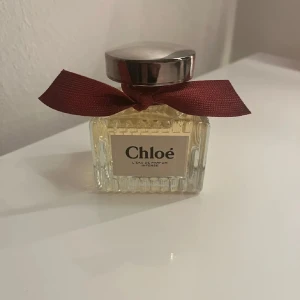 Chloé L'Eau de Parfum Intense - Jag säljer denna parfym då jag har för många, den är helt oanvänd nypris 1.300kr. Doften har träiga och rosiga huvudnoter, med inslag av fruktiga, pudriga och söta toner. Perfekt för den som söker en sofistikerad och mångsidig parfym. ❗️Pris går att diskutera❗️