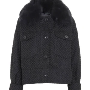 Meontine jacka  - Säljer min jätte snygga svarta meontine jacka, använd men i jätte fint skick🙌🏽💕