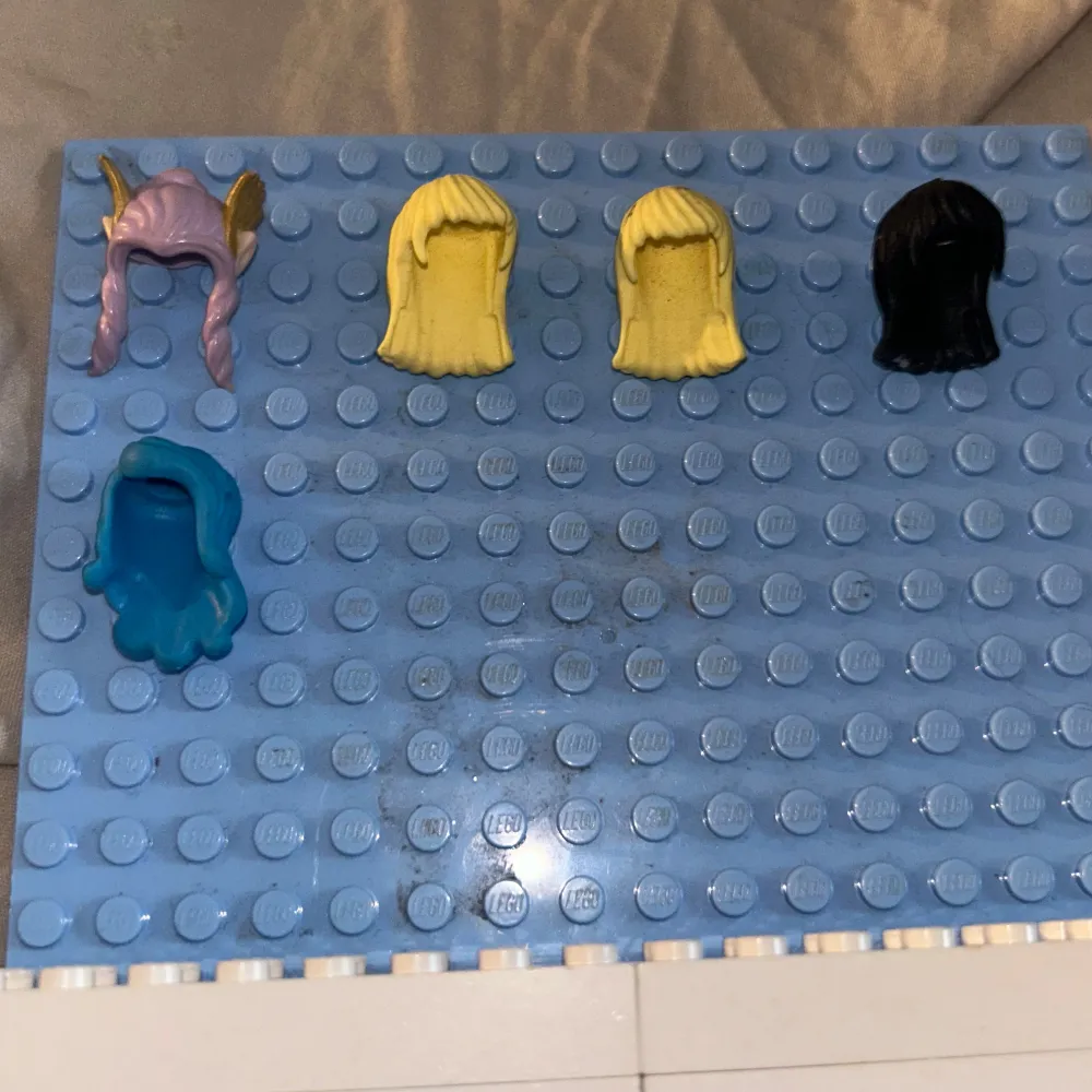 Säljer en samling av LEGO Friends överdelar i olika färger och mönster. Inkluderar randiga, blommiga och flerfärgade toppar. Perfekt för att mixa och matcha med andra LEGO Friends delar. Plus massa med andra saker som köks redskaps hjälmar veskor you name it . Asusteet.