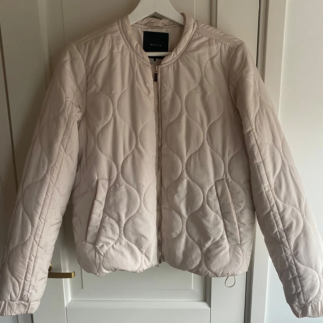 Beige quiltad jacka från Mohito
