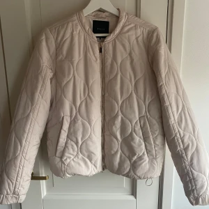 Beige quiltad jacka från Mohito - Säljer en snygg beige quiltad jacka från Mohito. Jackan har du endast använts 2-3 gånger så finns inga defekter!!💗färgen är beige/rosa 