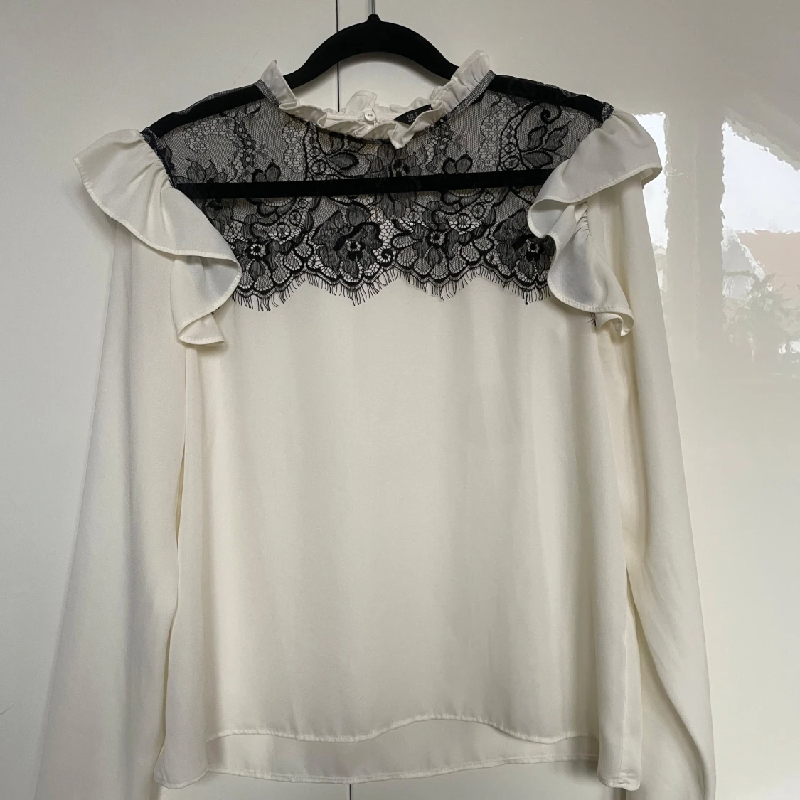 Zara blus med spets och volang