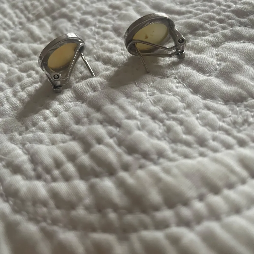 Snygga runda örhängen i silver med en slät yta. De har en enkel och elegant design som passar perfekt för olika tillfällen. Örhängena har en praktisk stängning som gör dem lätta att bära.. Asusteet.