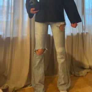 Low waist jeans med hål  - Säljer ett par low Waist bootcut jeans från Weekday. Hållen har jag gjort själv. Dem är väl använda, inga defekter. Passade mig bra när jag var xxs/xs/s/32/34. Säljer då jag  har ett par likadana. Priset kan sänkas vid SNABB affär 