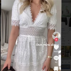 Vit spetsklänning från Gina Tricot - Vit klänning från Gina med superfina spets detaljer, aldrig använd av mig men köpt på Plick🤩
