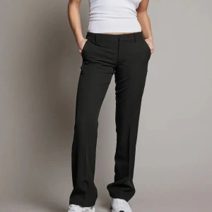 Svarta kostymbyxor - Snygga svarta kostymbyxor ifrån bikbok. Byxorna har en midwaist design. Dem är använda ungefär 3 gånger