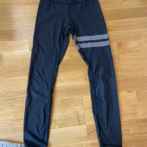  Stronger byxor  - Säljer nian supersnygga och sköna tights från stronger 🥰