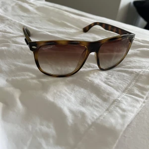 Solglasögon från onewear - Snygga solglasögon från Onewear med en klassisk design. Bågarna har ett coolt leopardmönster i bruna nyanser och glasen är lätt tonade. Perfekta för en solig dag!